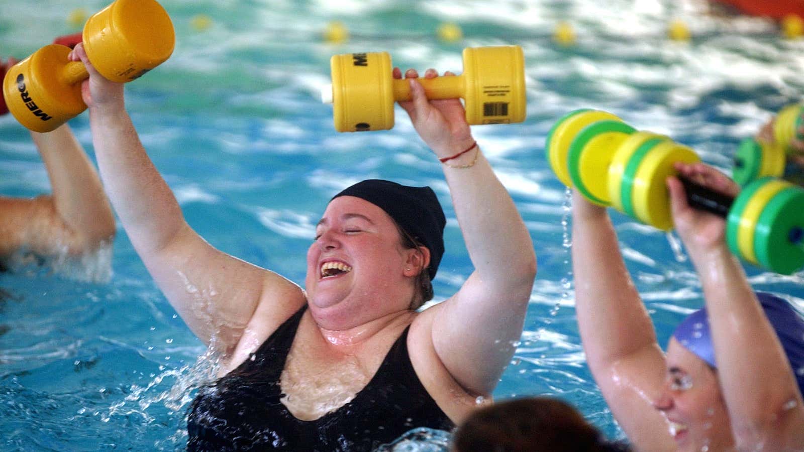 Толстухи в бассейне. Физкультура при ожирении. Полные женщины в бассейне. Бассейн при ожирении. Лечебная аквааэробика.