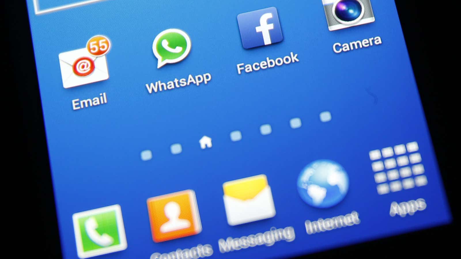 Whatsapp and Facebook icons are seen on a Samsung Galaxy S4 phone in the central Bosnian town of Zenica, February 20, 2014. Facebook Inc will buy fast-growing mobile-messaging startup WhatsApp for $19 billion in cash and stock in a landmark deal that places the world’s largest social network closer to the heart of mobile communications and may bring younger users into the fold. REUTERS/Dado Ruvic (BOSNIA AND HERZEGOVINA – Tags: BUSINESS) – GM1EA2K1KVS01