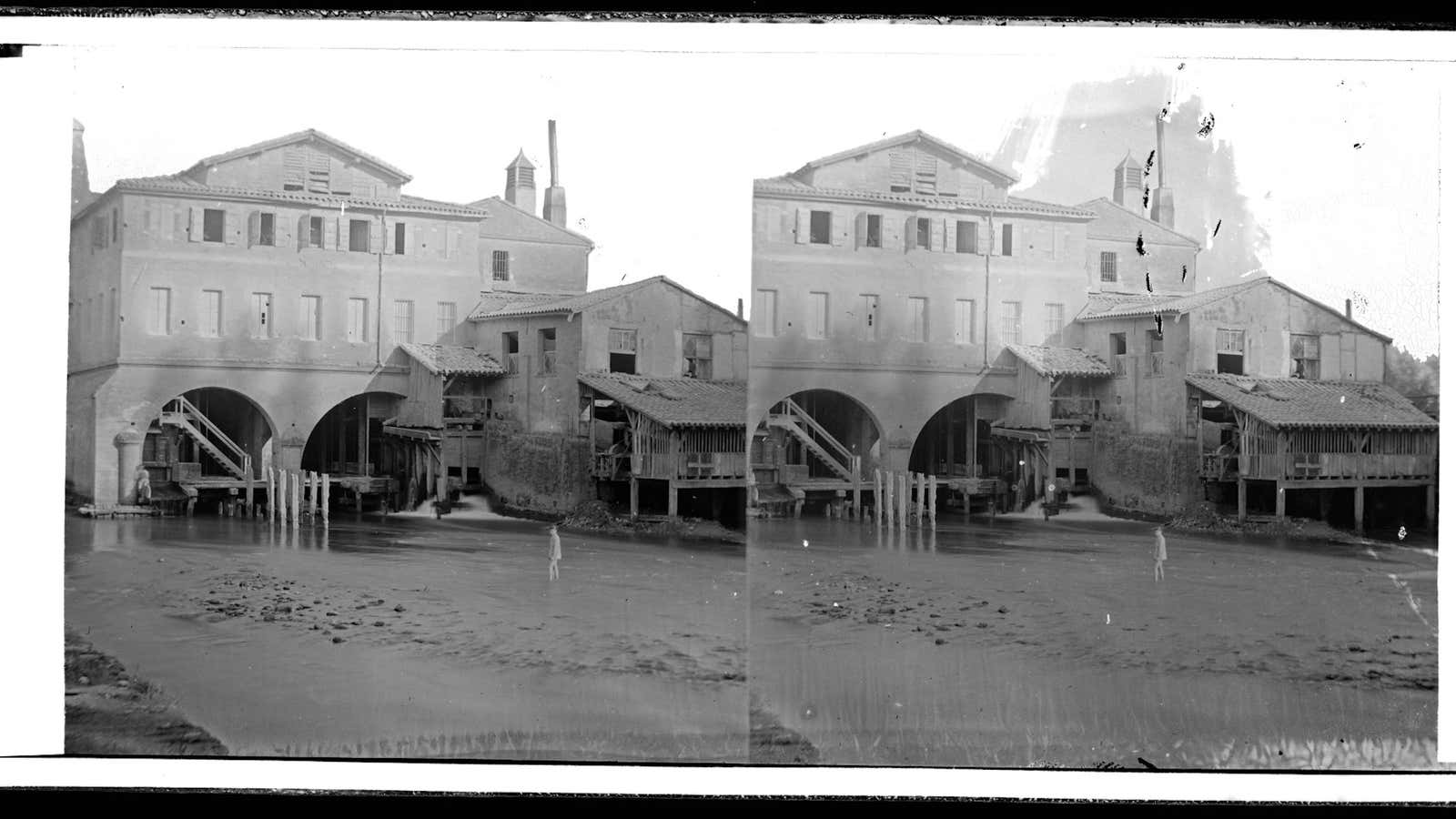 A 19th century stereoscope of a Bazacle mill.