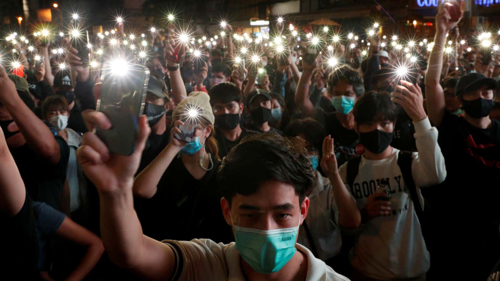 Pro-democracy protesters shine their mobile phone lights during an anti-government protest, in Bangkok, Thailand October 18, 2020. REUTERS/Jorge Silva