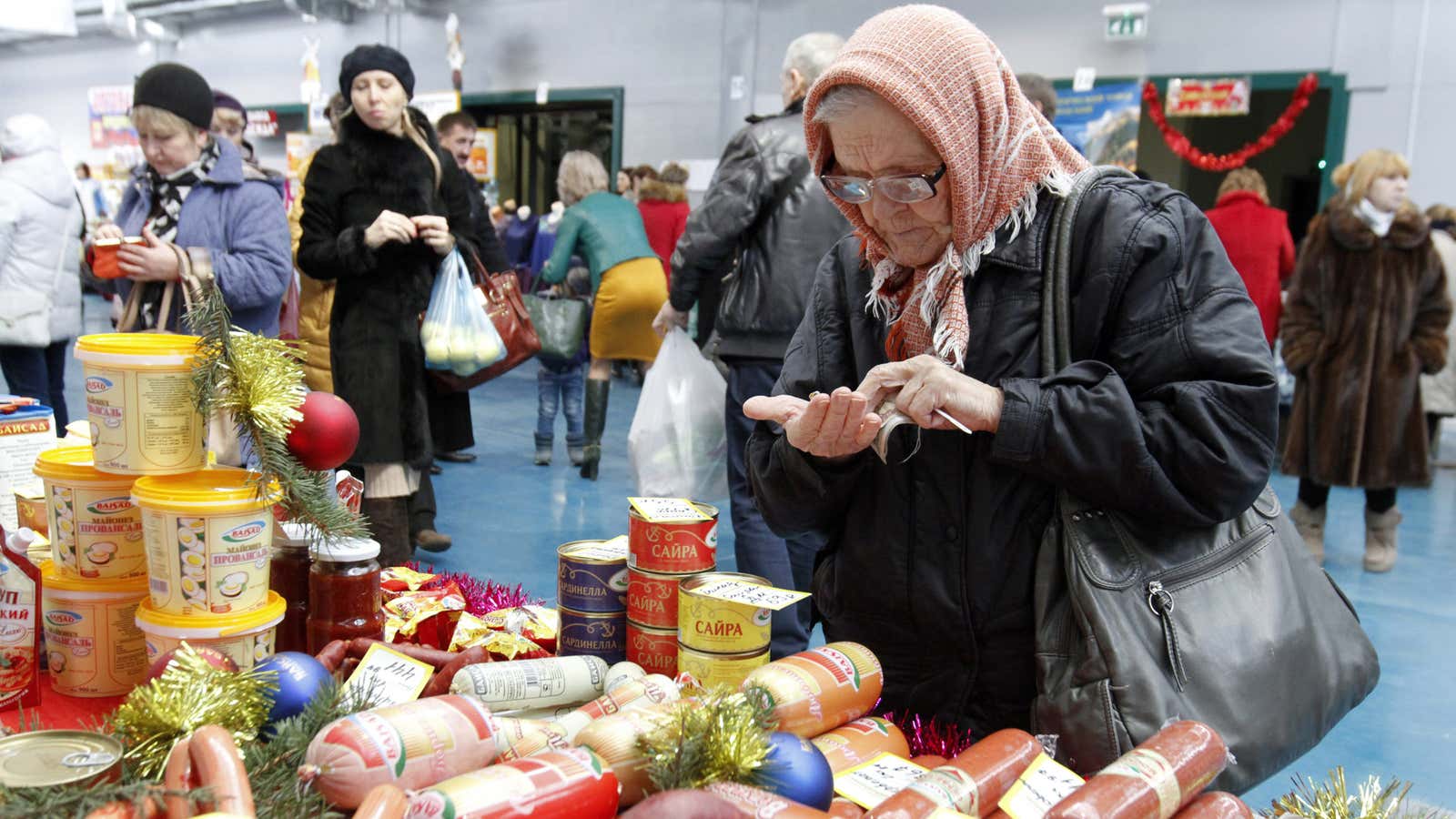 A woman counts money at a food fair in the village of Ulyanovka, south-east of Stavropol, Russia December 22, 2015. REUTERS/Eduard Korniyenko