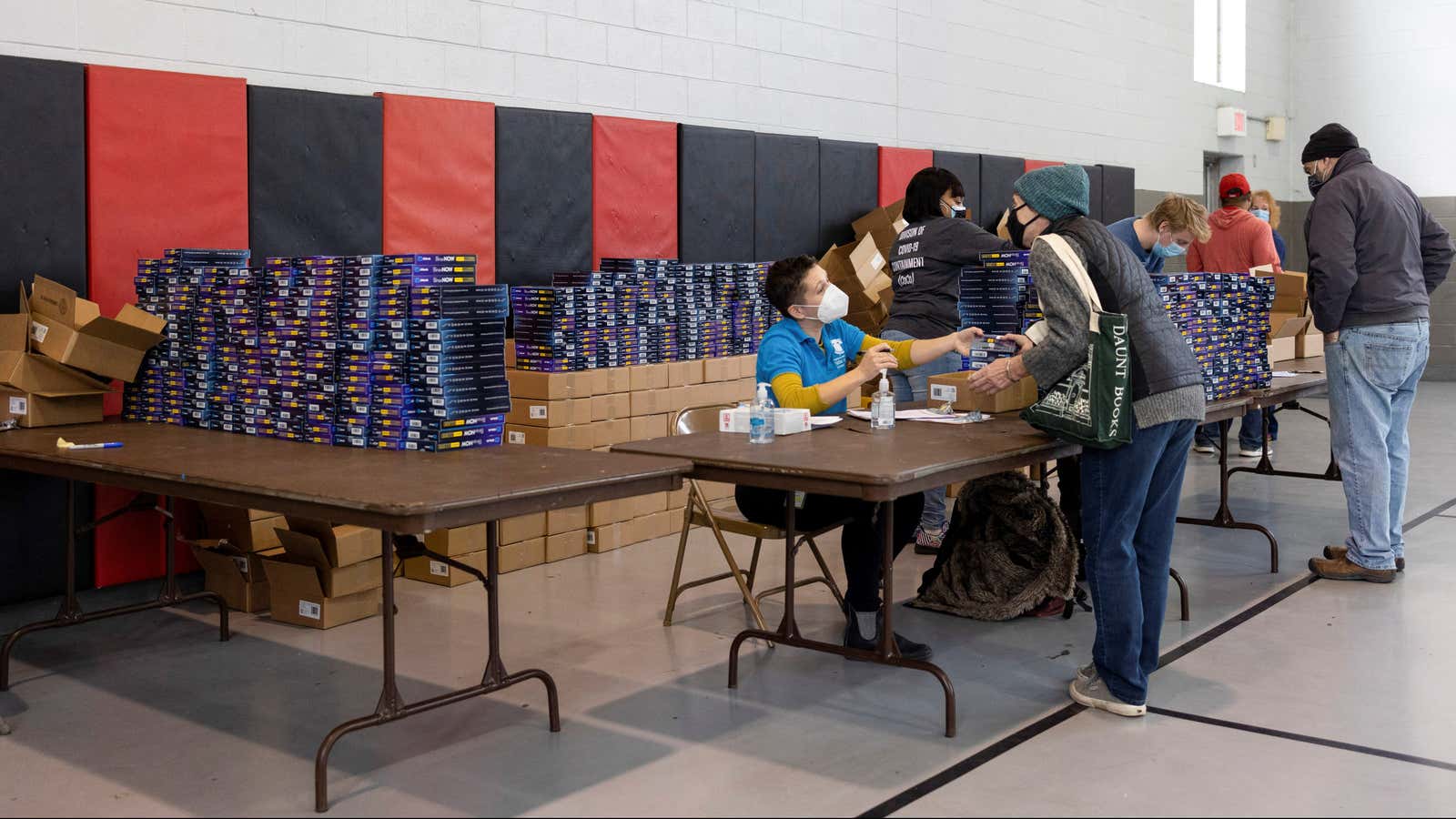 The Philadelphia Department of Public Health distributes free rapid at-home coronavirus disease (COVID-19) testing kits at a vaccination clinic in Philadelphia, Pennsylvania, U.S., December, 21 2021. REUTERS/Hannah Beier