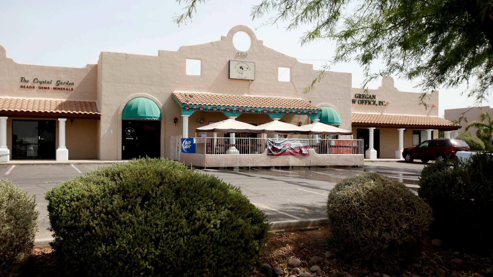 A strip mall near the Superstition Mountains is the last known business address for David Spargo and his company Asseterra in Apache Junction, Arizona, photographed on July 6, 2011. Picture taken July 6, 2011.   To match Special Report PHANTOM-BOND/     REUTERS/Rick Scuteri (UNITED STATES – Tags: BUSINESS) – GM1E78F1GWH01