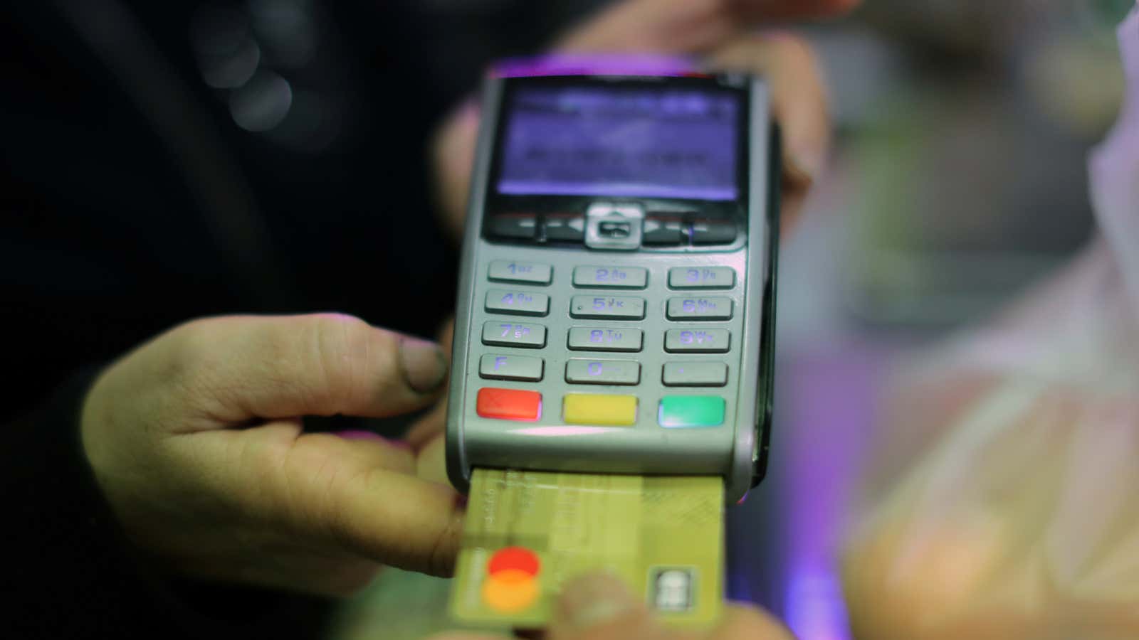 A shopper uses his credit card to pay for goods in a grocery in Nice, France, April 3, 2019.  REUTERS/Eric Gaillard – RC150C5A8E70