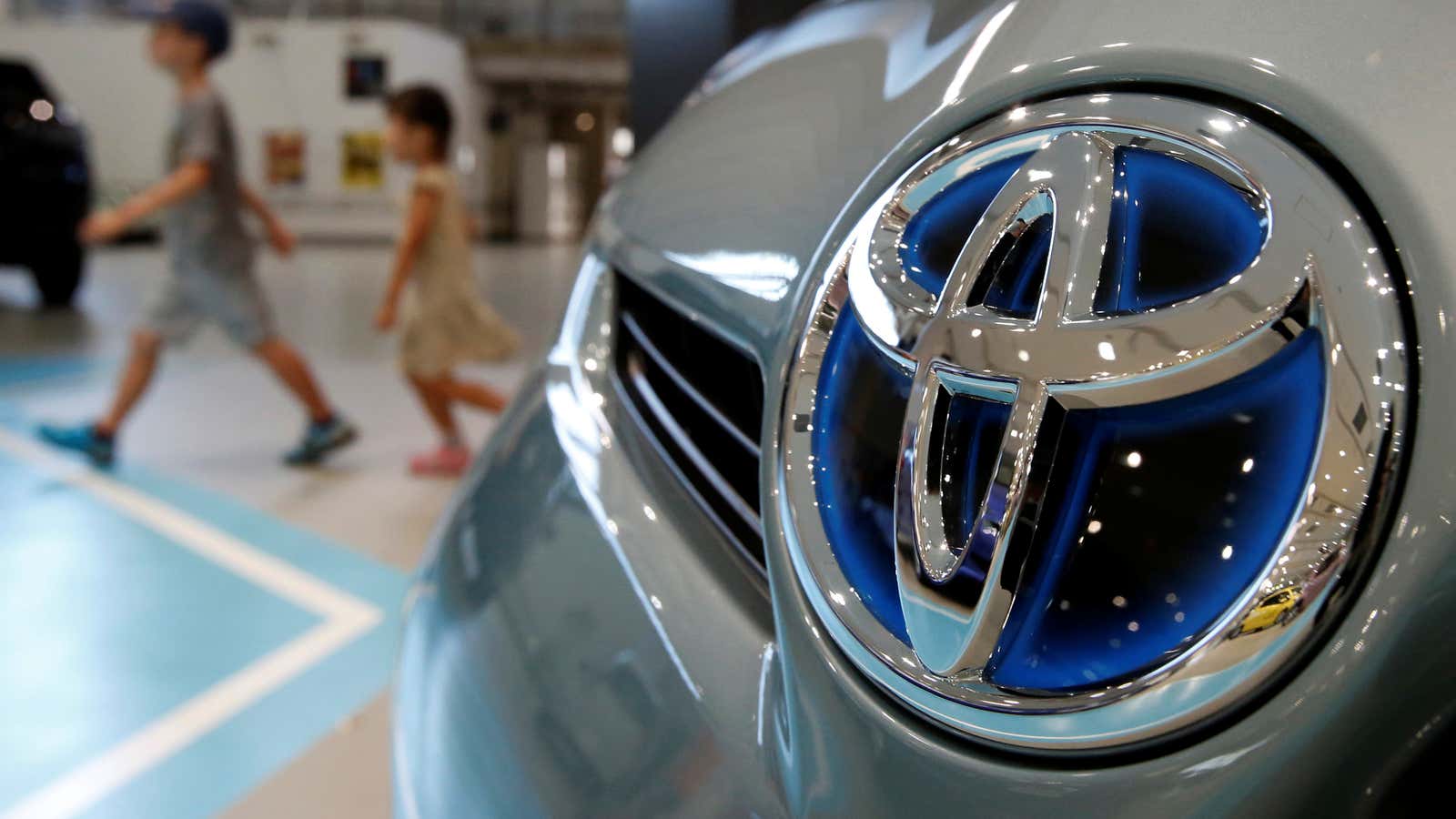 🌍 Toyota profits fall