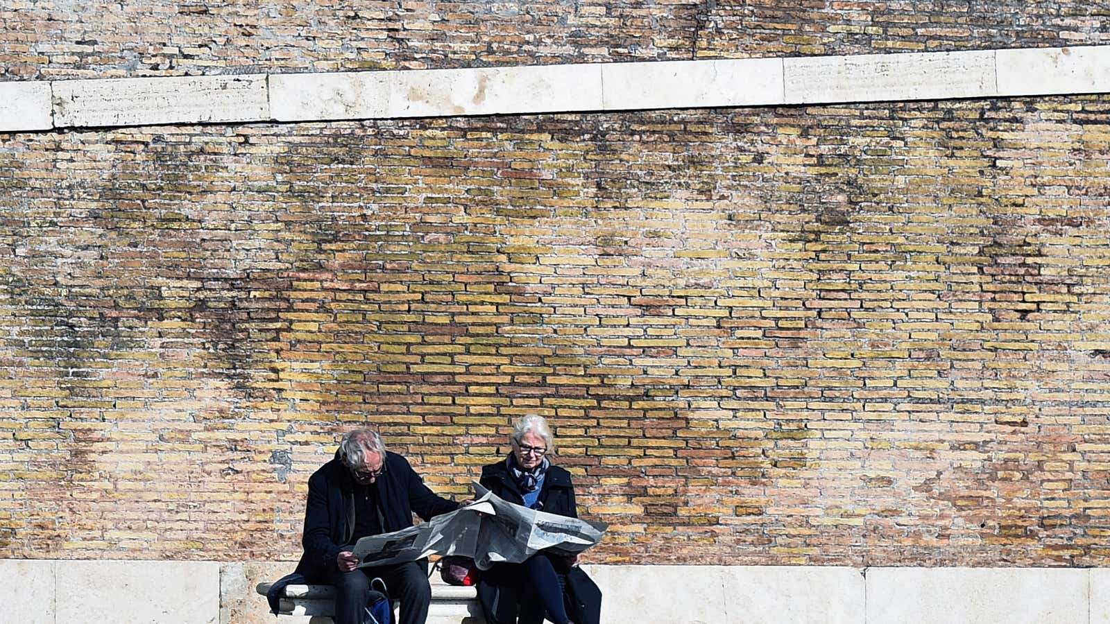 People read the newspaper in Piazza del Popolo in Rome, Italy, November 18, 2019. REUTERS/Guglielmo Mangiapane – RC2RDD9PK1AM