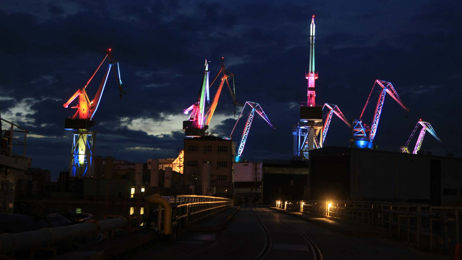 LEDs transform shipyard cranes into a giant, mesmerizing ballet