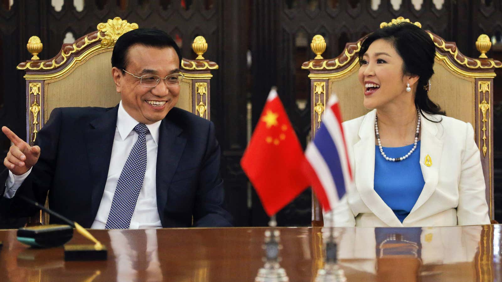 Li Keqian, right, and Thailand’s Prime Minister Yingluck Shinawatra share a light moment.