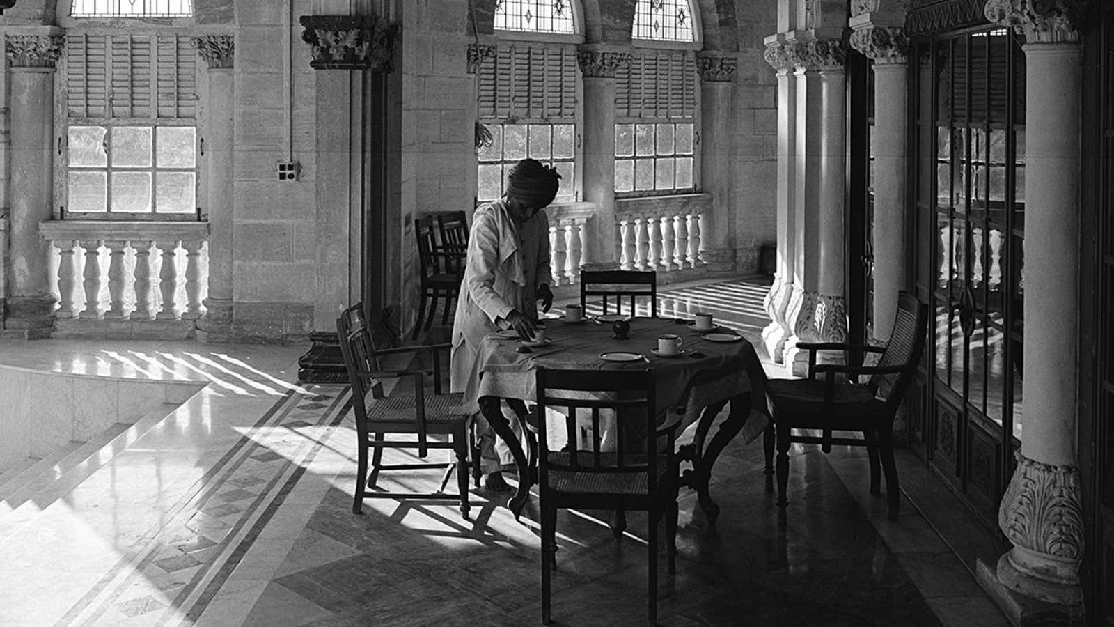 © Derry Moore, Servant serving tea,
Royal Palace, Wankaner, 1982,
Silver gelatin print.