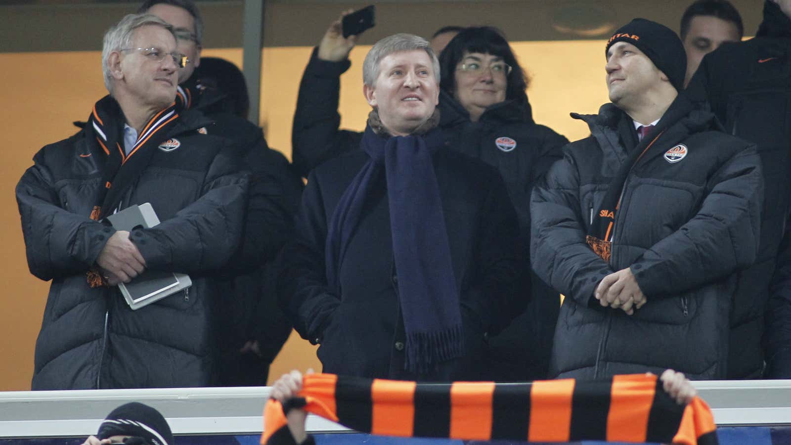 Rinat Akhmetov (center) in his element.