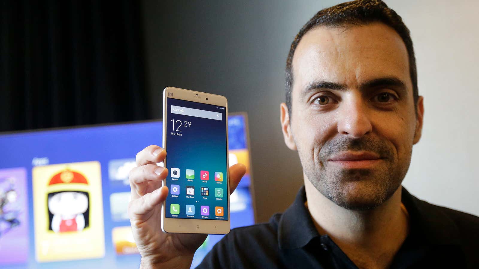 Xiaomi vice president of global operations Hugo Barra holds up a Mi Note