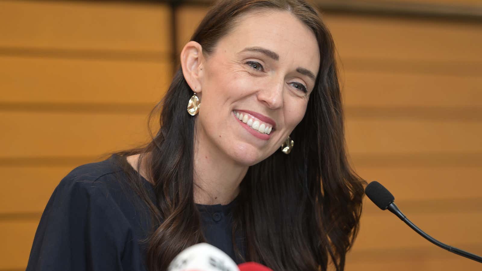 🌎 Jacinda bows out