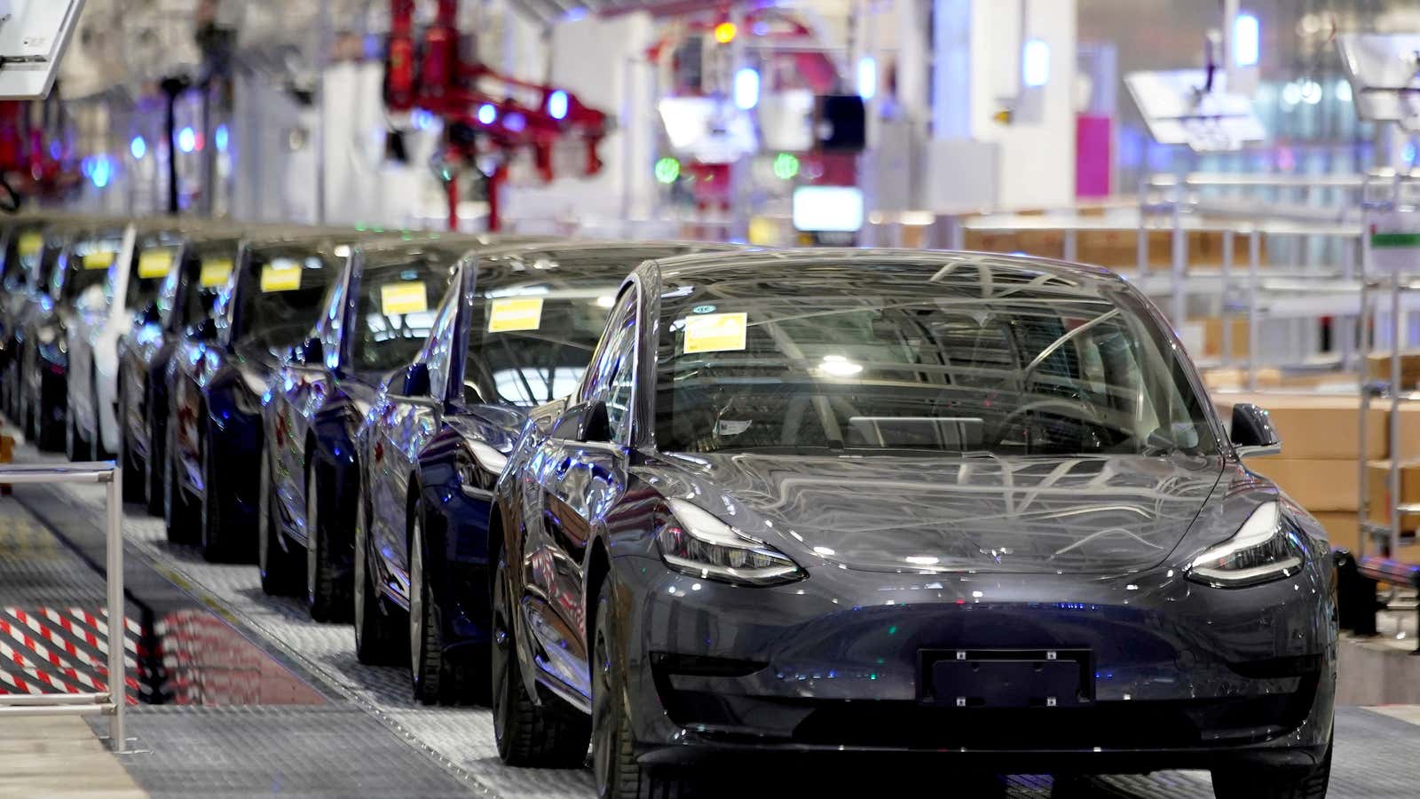 Tesla Model 3s at the company&#39;s factory in Shanghai