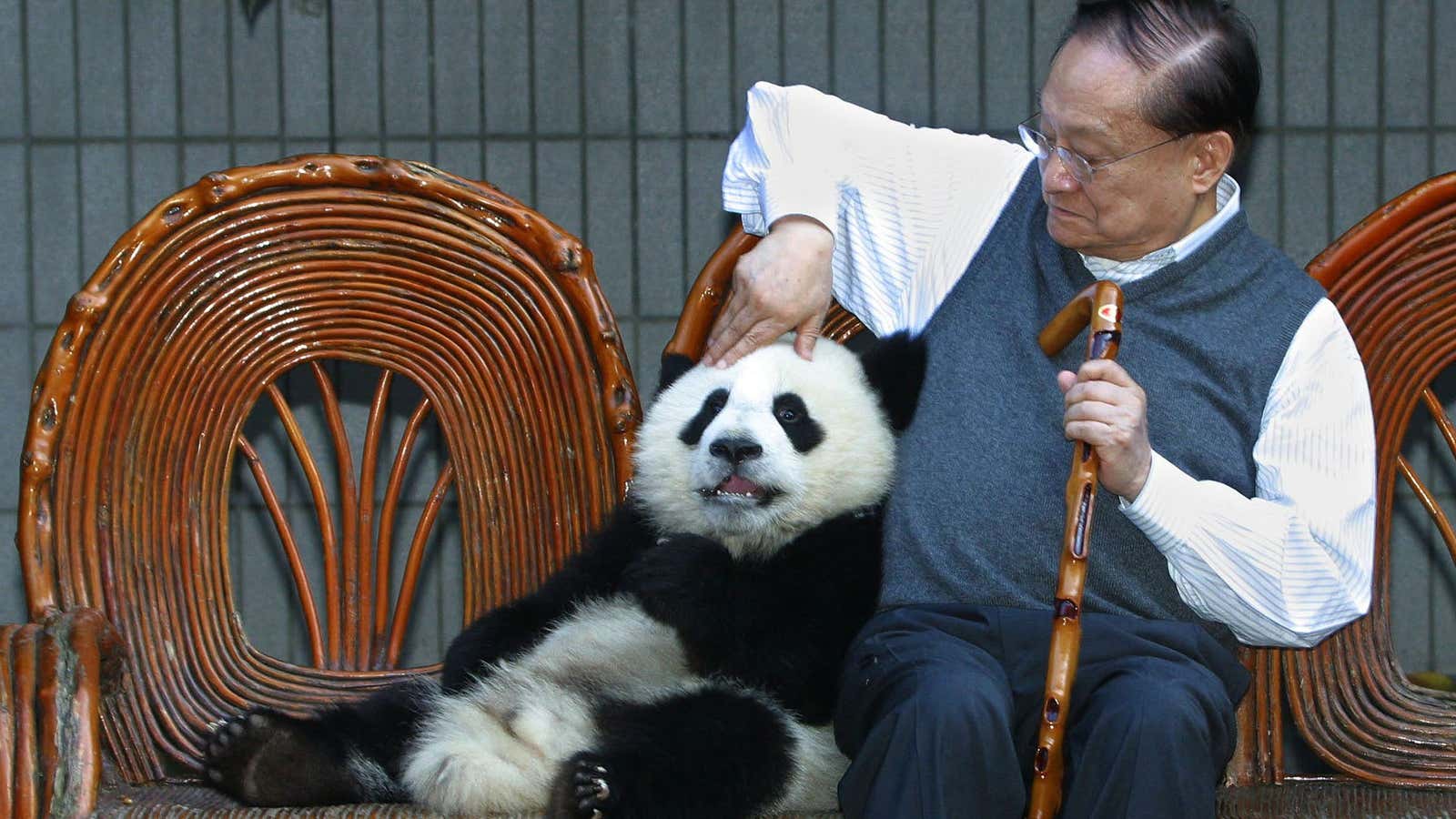 Jin Yong meets a fan in Chengdu in 2004.