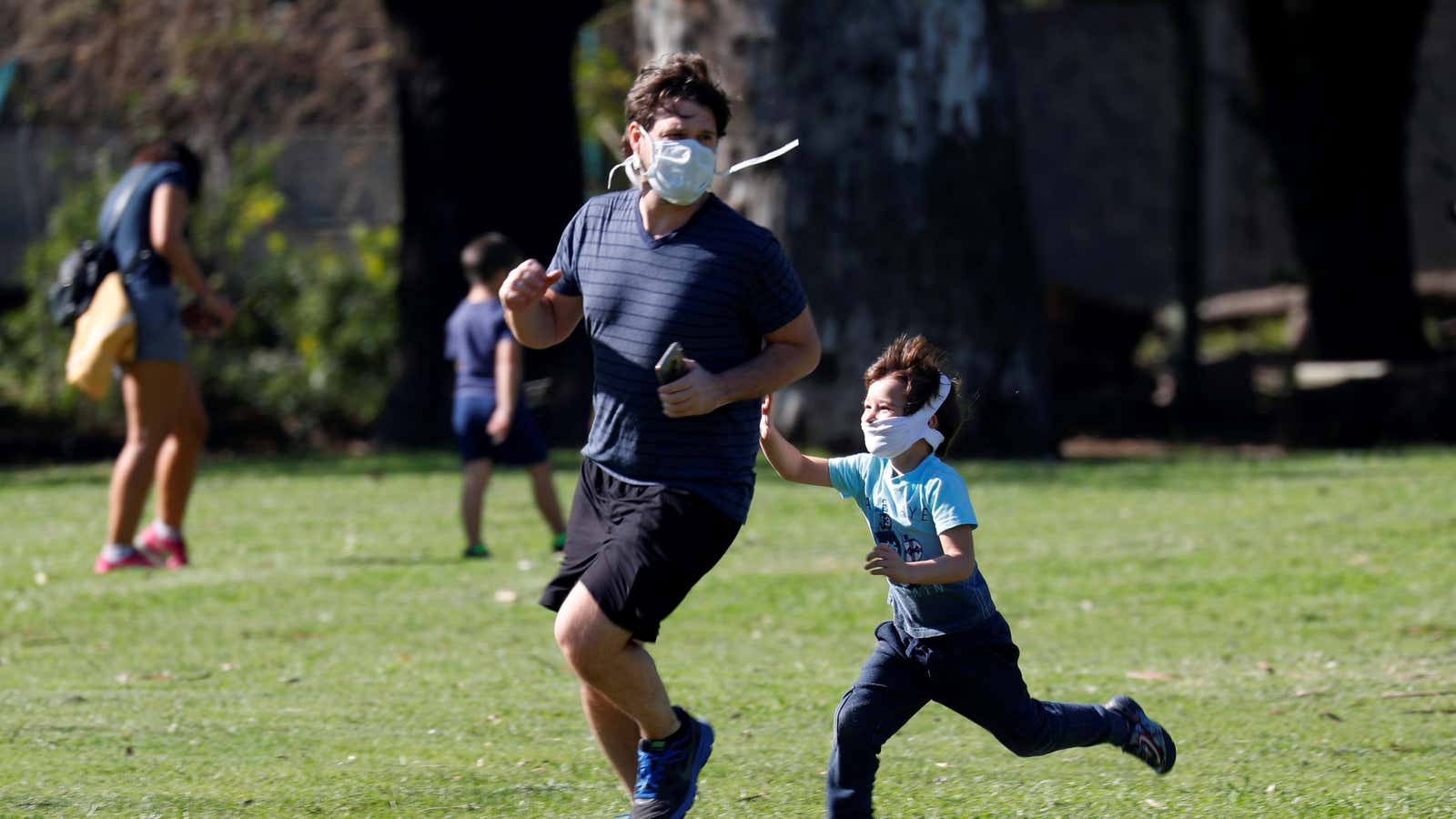 A third of American fathers work 50 or more hours a week, compared with less than 10% of Canadian fathers.