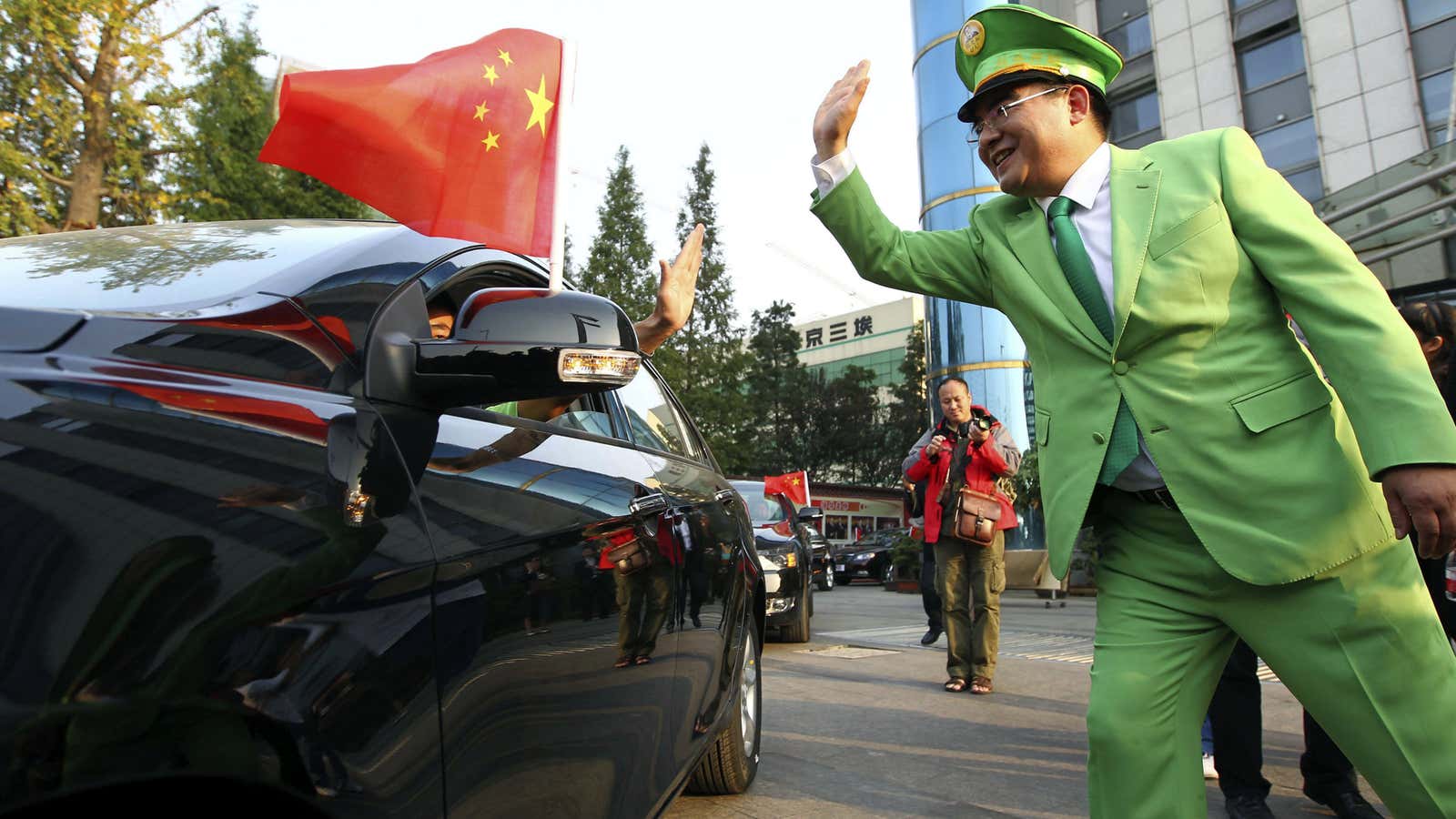 Chinese billionaire and philanthropist Chen Guangbiao is hoping to score with his latest endeavor, selling canned air.