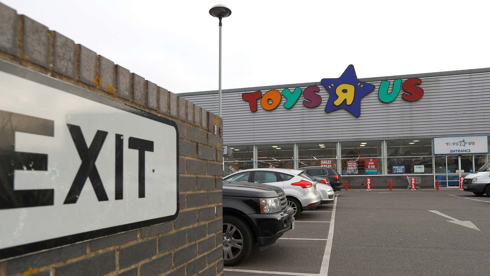 A Toys “R” Us store is seen, in Hayes, Britain December 2, 2017. REUTERS/Peter Nicholls – RC1E657F7510