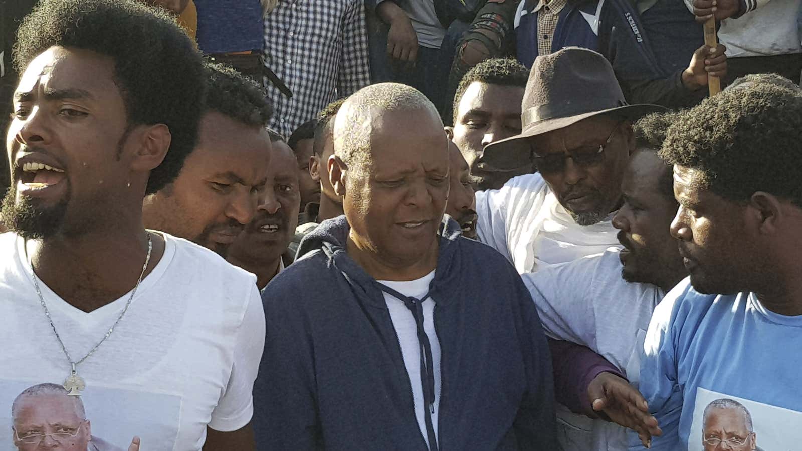 Opposition leader Merara Gudina, center, after his release.