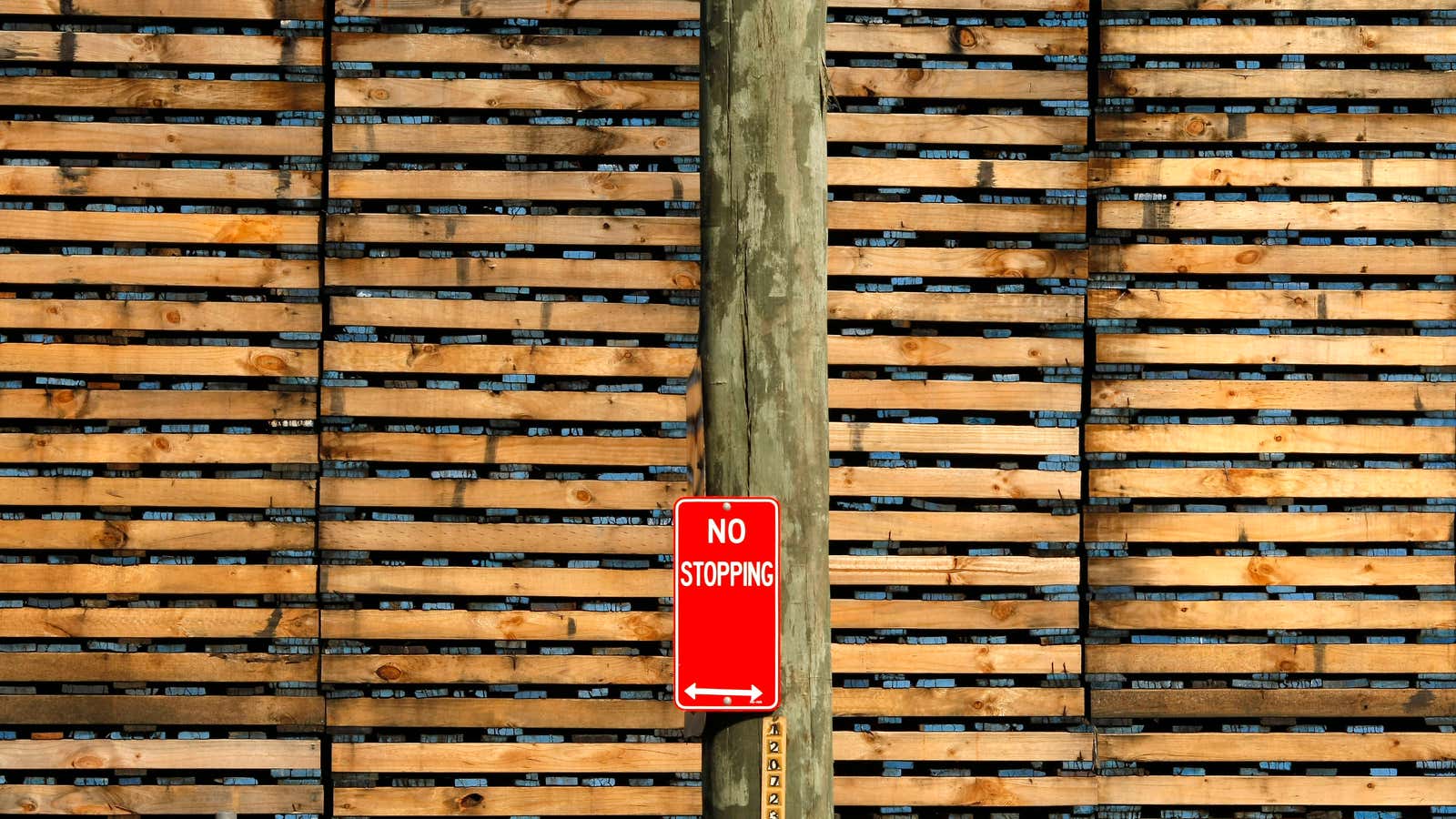 Stacks of pallets are stored in a yard at a Brambles-owned CHEP pallet depot in Sydney April 18, 2008. Shares in Australian logistics firm Brambles Ltd fell almost 18 percent on Friday on concern it may lose business after it said U.S. retailer Wal-Mart Stores Inc was reviewing the way it sources pallets.      REUTERS/Tim Wimborne      (AUSTRALIA) – GM1E44I14CG01