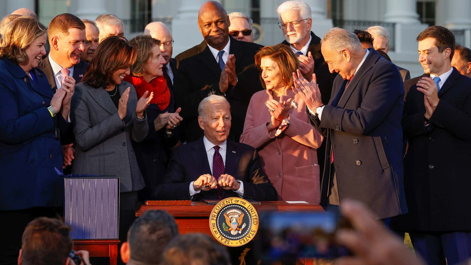 🌍 Biden signs $1 trillion infrastructure deal