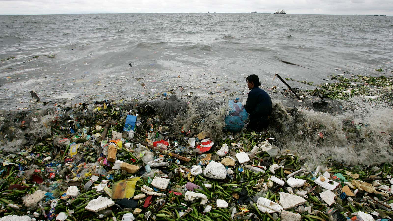 A free-standing, waste-trapping floating dam could revolutionize ocean ...