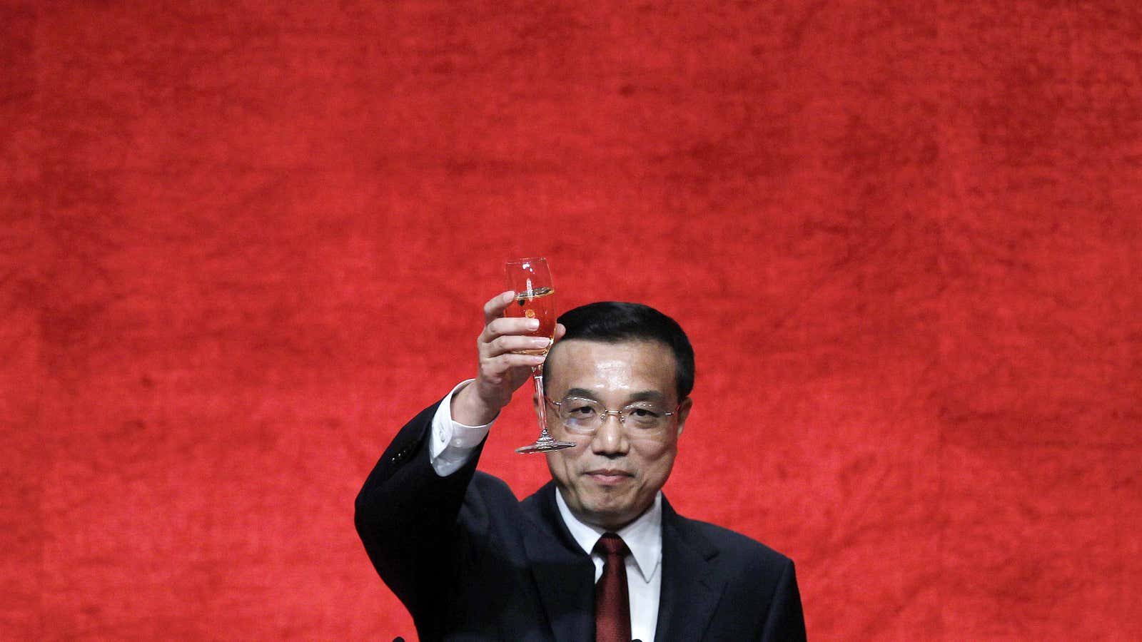 Li Keqiang raises a toast.