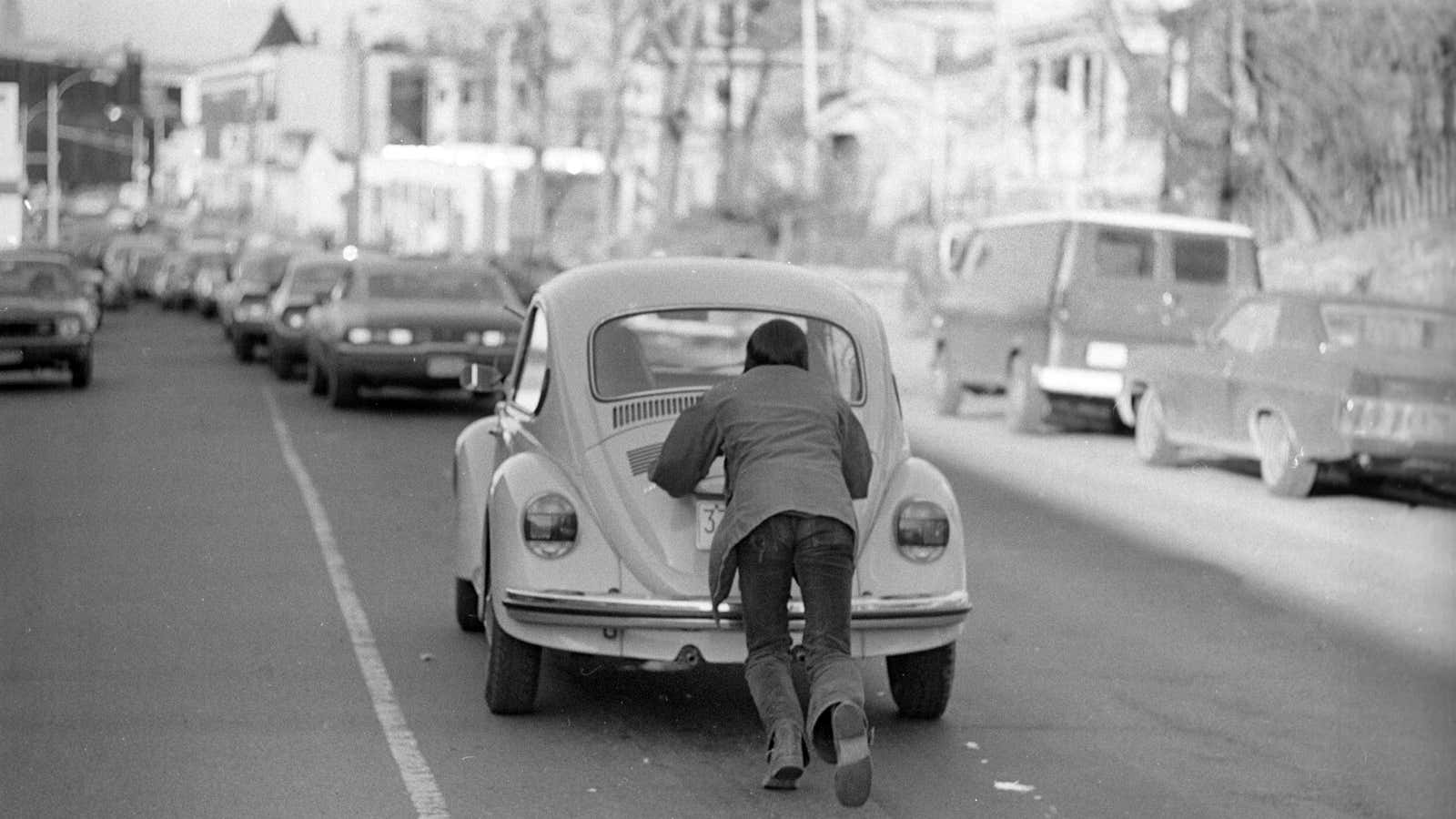 Drivers push cars to gas station during ‘oil crisis,’ Roslindale, Boston, Massachusetts, 1973.