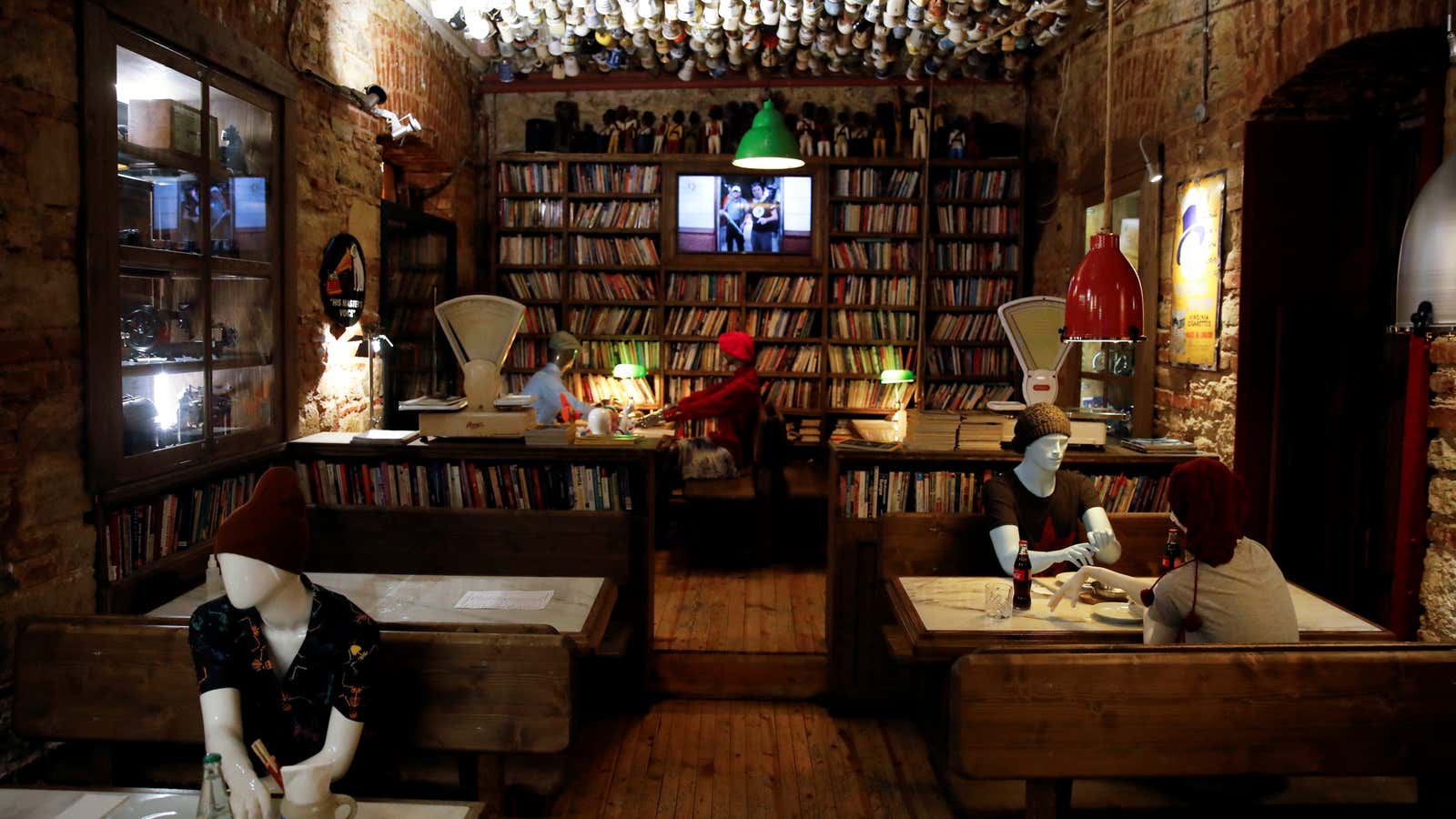 Mannequins placed between tables to make customers sit according to social distancing rules.