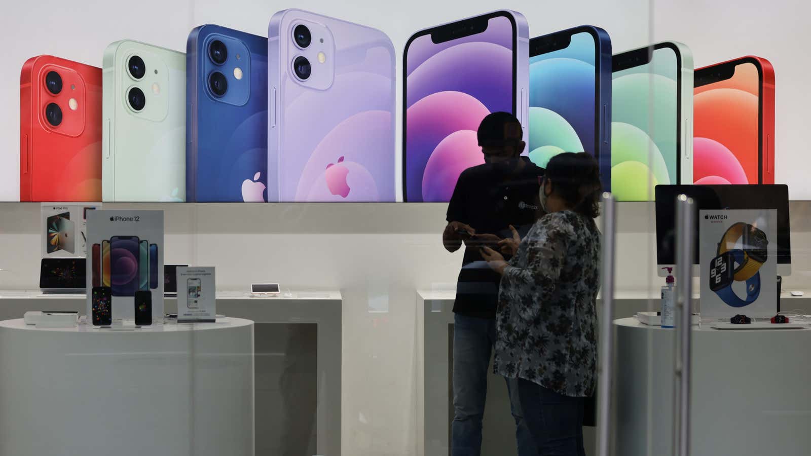 Are Apple stores finally coming out of dark mode?