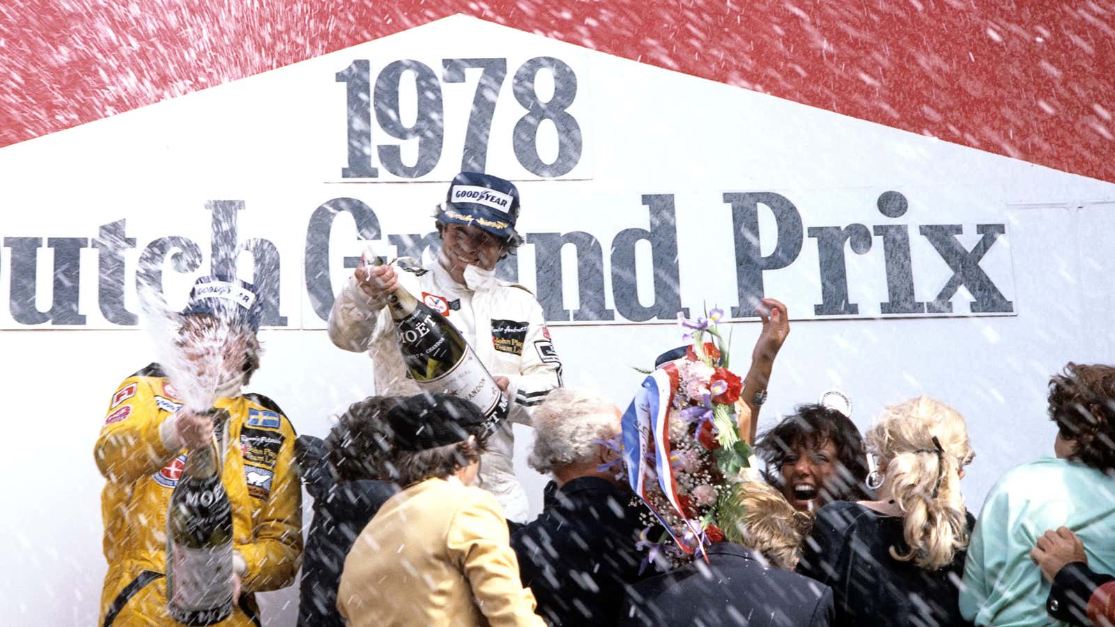 Mario Andretti y Ronnie Peterson celebran el Gran Premio de Holanda de 1978