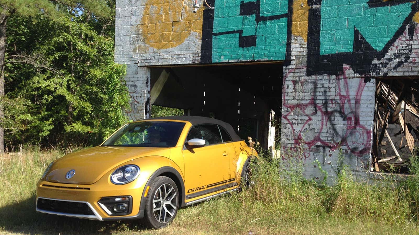 The 2016 Volkswagen Beetle Dune Convertible Is Just A Beetle In A Costume, But It's Fun Anyway