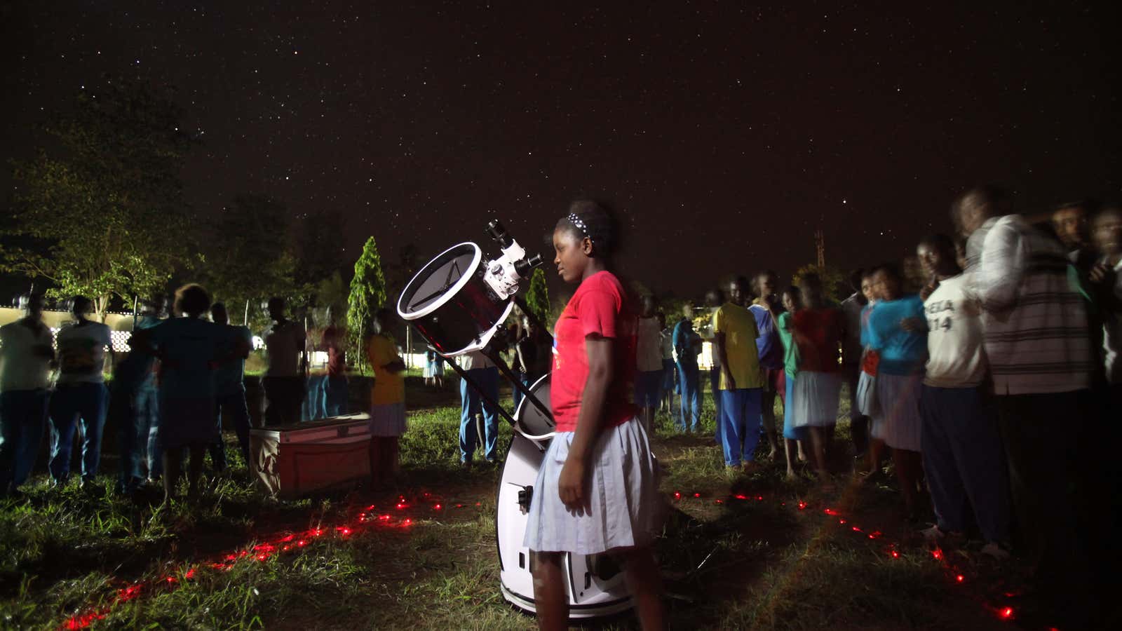 A student at Chumani High School looks through the telescope.