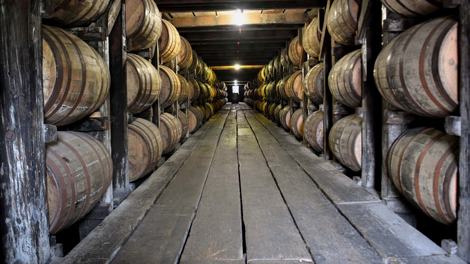 Bourbon barrels line a warehouse at the Buffalo Trace Distillery in Frankfort, Kentucky, U.S., June 11, 2018. REUTERS/Bryan Woolston – RC1576EE90B0