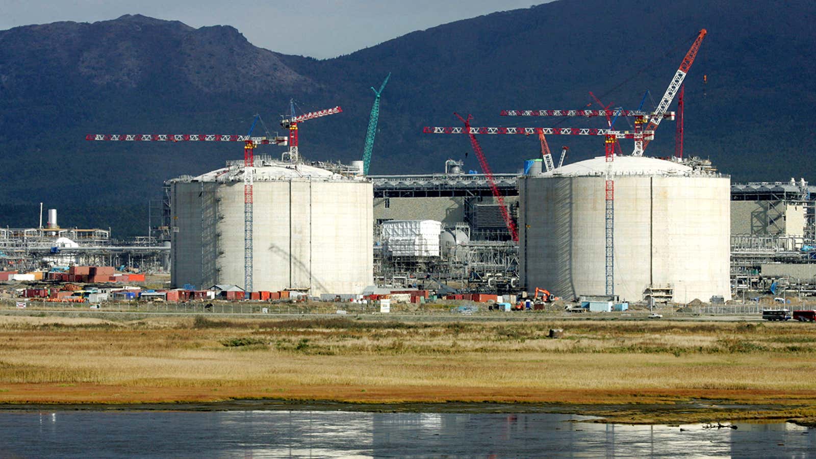 FILE PHOTO: FILE PHOTO: A general view shows the Sakhalin-2 project’s liquefaction gas plant in Prigorodnoye, about 70 km (44 miles) south of Yuzhno-Sakhalinsk, October 13, 2006. REUTERS/Sergei Karpukhin/File Photo/File Photo