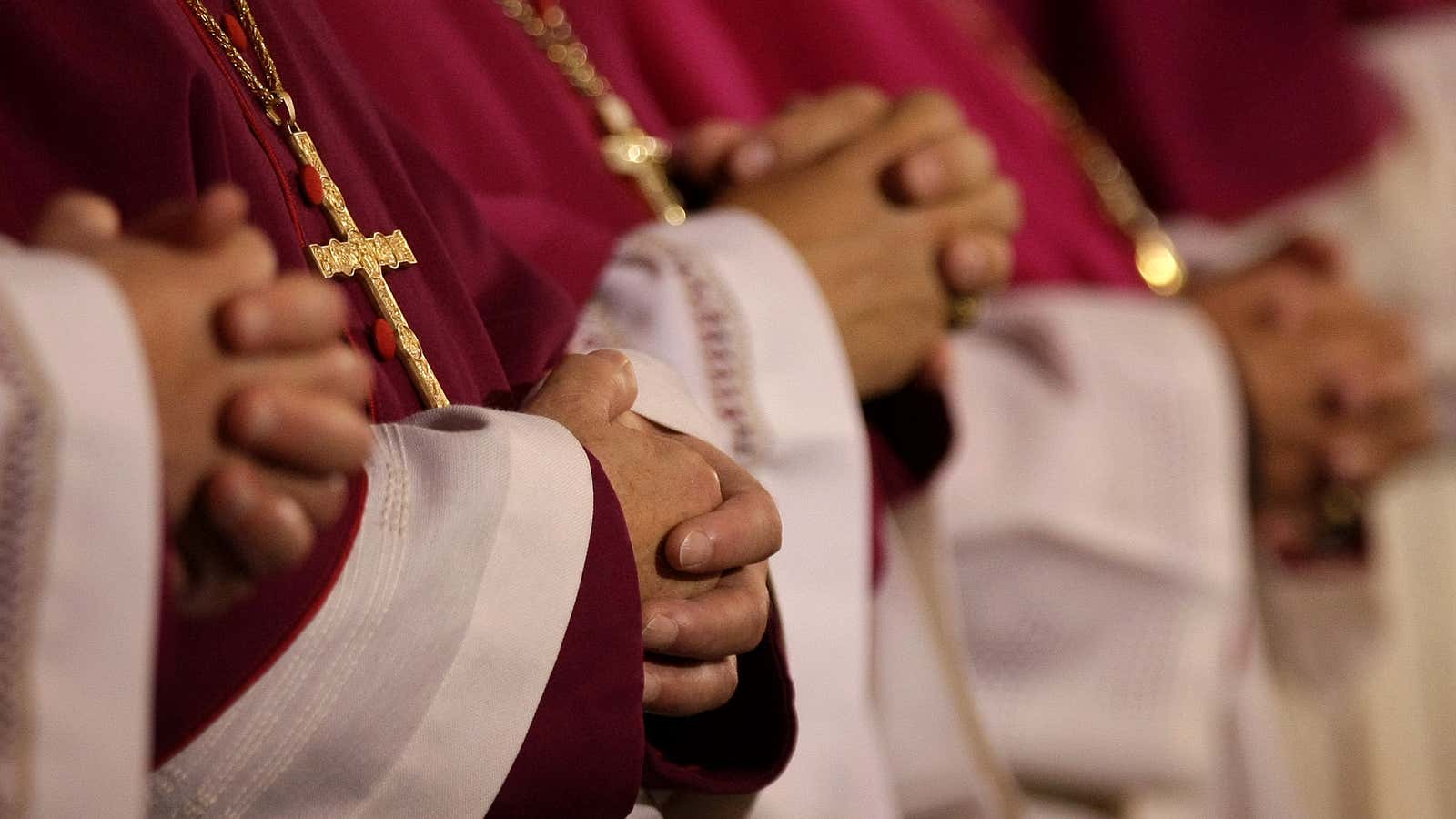 German bishops fold their hands in prayers during a service to open the annual bishop’s conference in Fulda, September 25, 2007.    REUTERS/Kai Pfaffenbach   (GERMANY) – BM2DWFQQAFAA