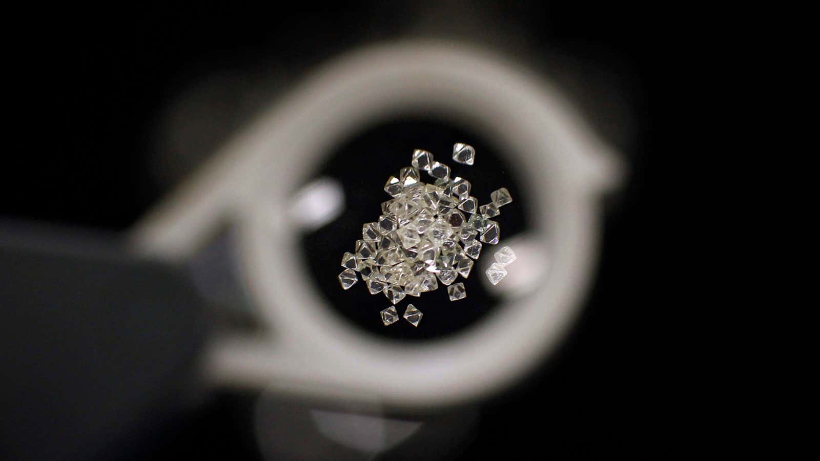 De Beers Group launches new fashion jewellery brand with laboratory-grown  diamonds