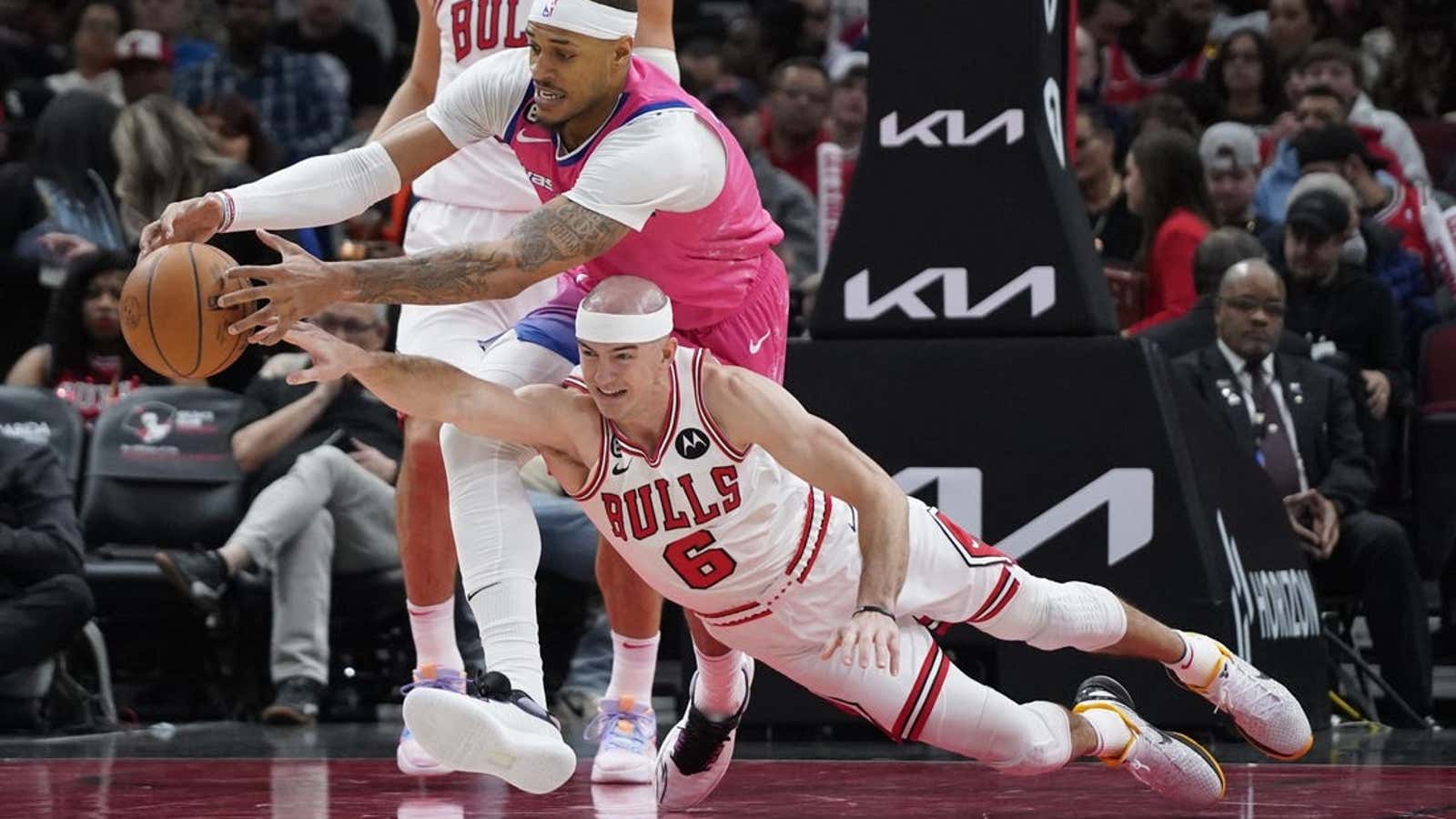 Image for Bulls G Alex Caruso collects NBA's Hustle Award