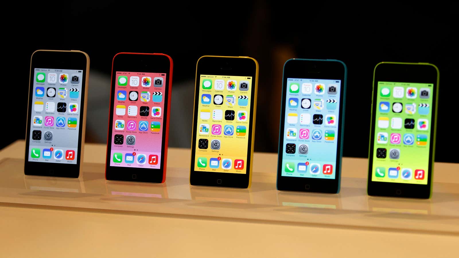 Apple’s new iPhone 5Cs look so good on display that customers are just leaving them there.