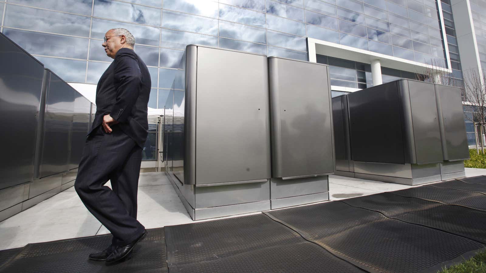 In contrast to the industrial-ugly look of other fuel cells, Bloom’s polished metal cubes appear to have sprung from the imagination of Apple designer Jony Ive.