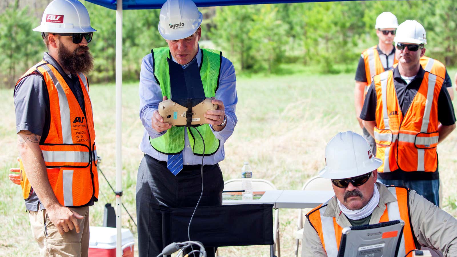 Senator Mark Warner participates in a 2017 demonstration of Ligado’s technology.