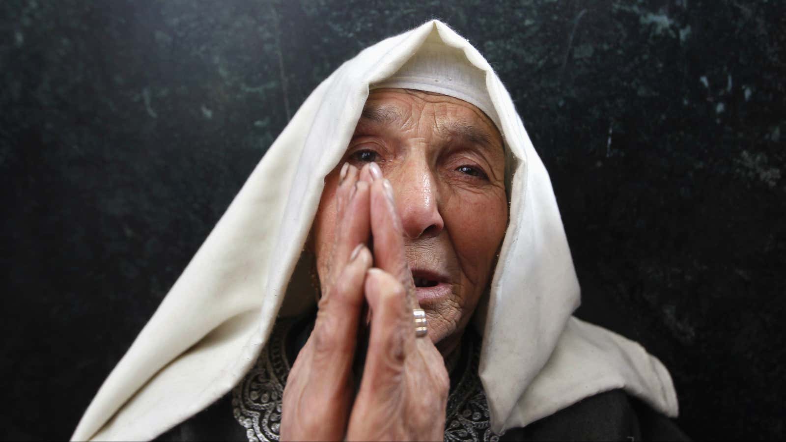 A Karshmiri Sufi Muslim woman prays.