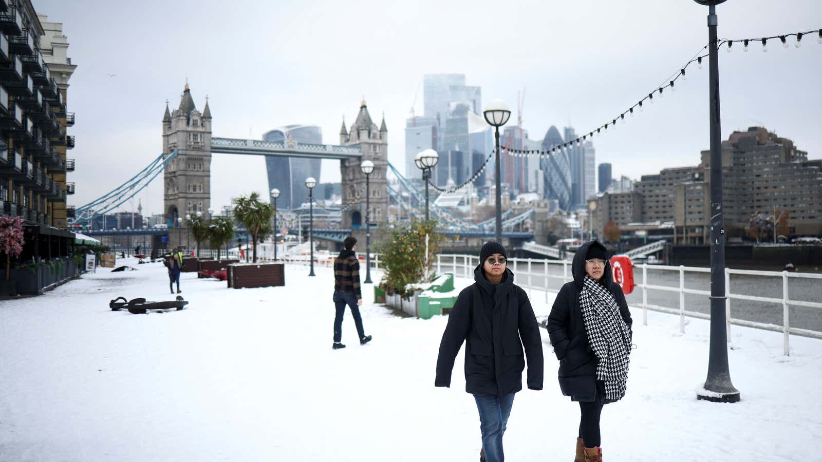 A spell of cold, cloudy, windless weather has left the UK in a &quot;dunkelflaute.&quot;