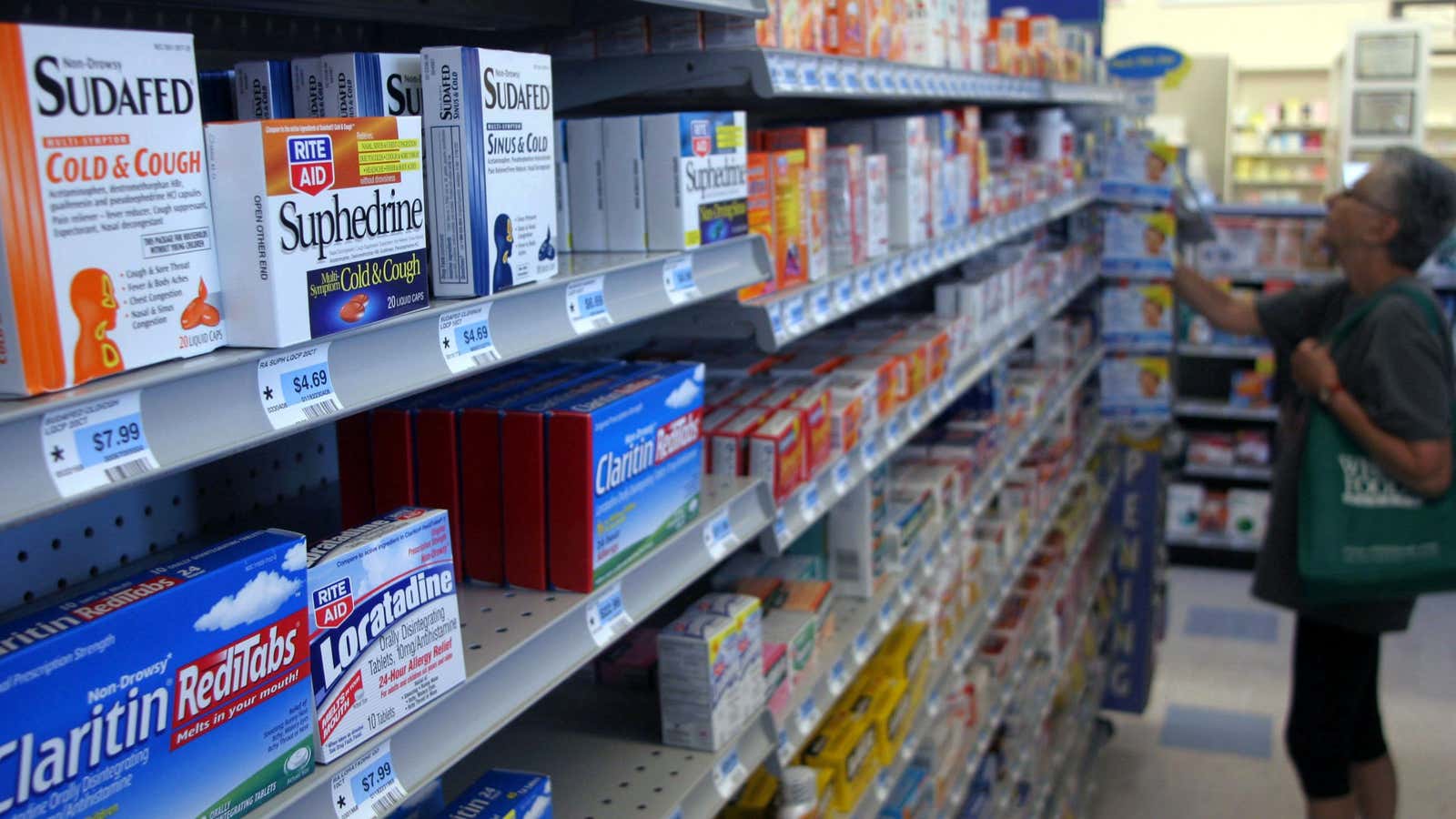 A customer shops for medicine at a Portland, Oregon drugstore July 31, 2005. A bill passed by lawmakers on July 30 would make Oregon the first U.S. state to require a doctor’s prescription for cold medicines containing pseudoephedrine, an ingredient that can be used to make the illegal drug methamphetamine.