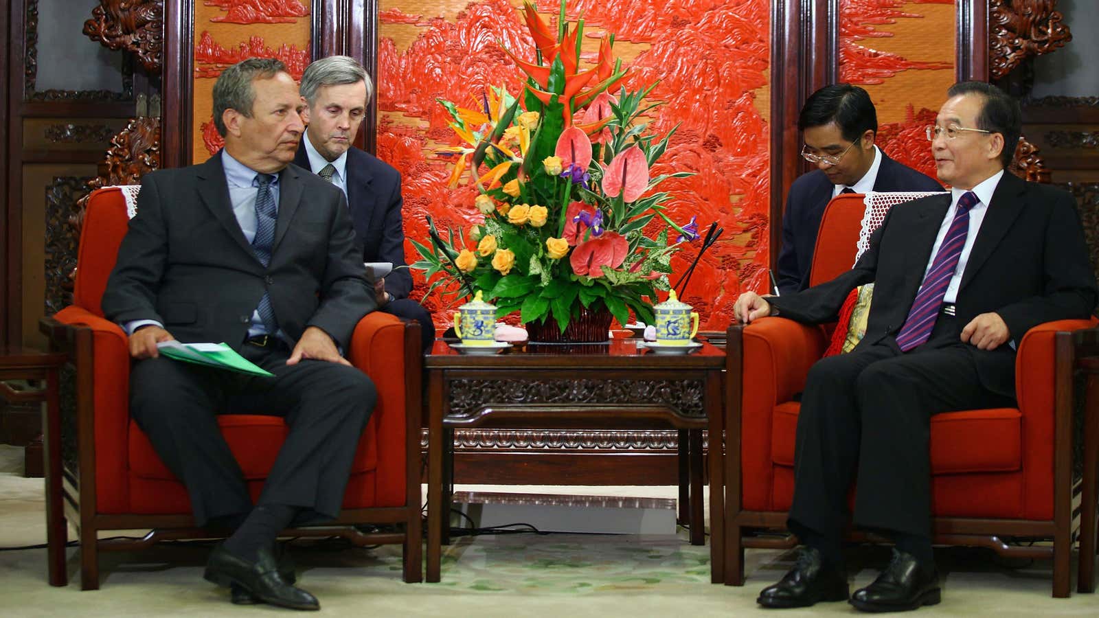 Summers (left) and then- Chinese premier Wen Jiabao in 2010.
