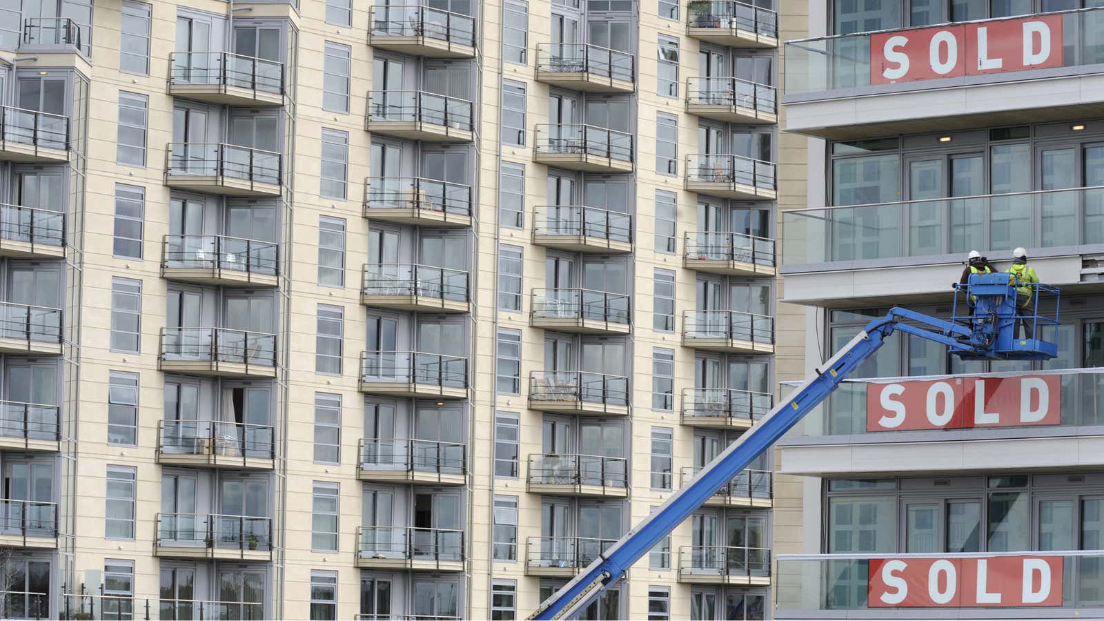 Chinese buyers are cleaning out London&#39;s new flats.