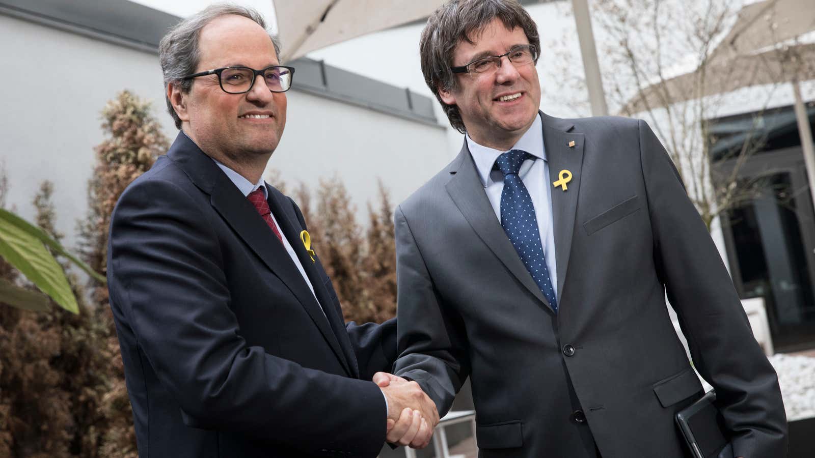 Carles Puigdemont (r) welcomes Quim Torra in Berlin.