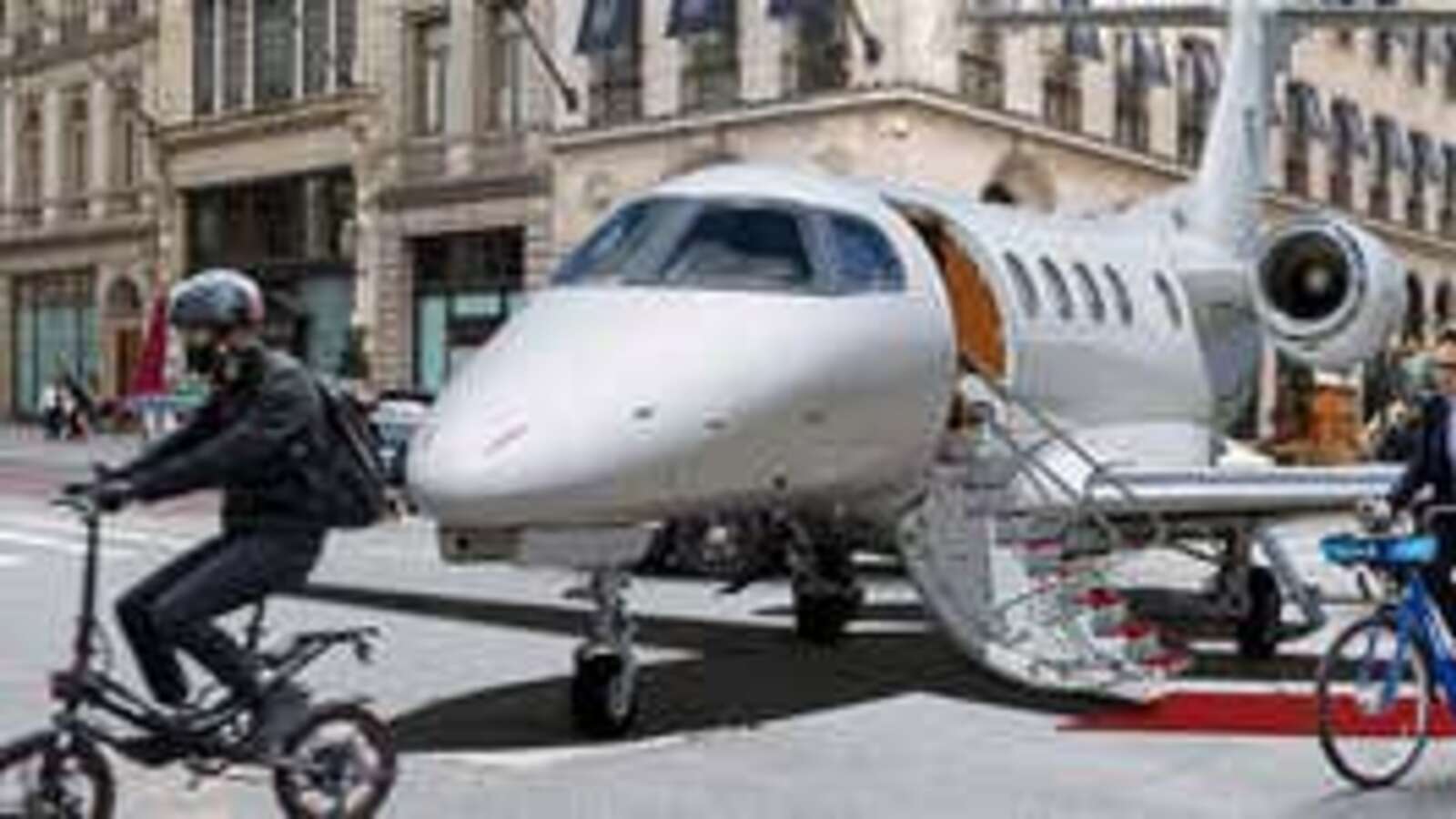 Image for Taylor Swift Under Fire For Leaving Idling Plane Double-Parked Outside Store