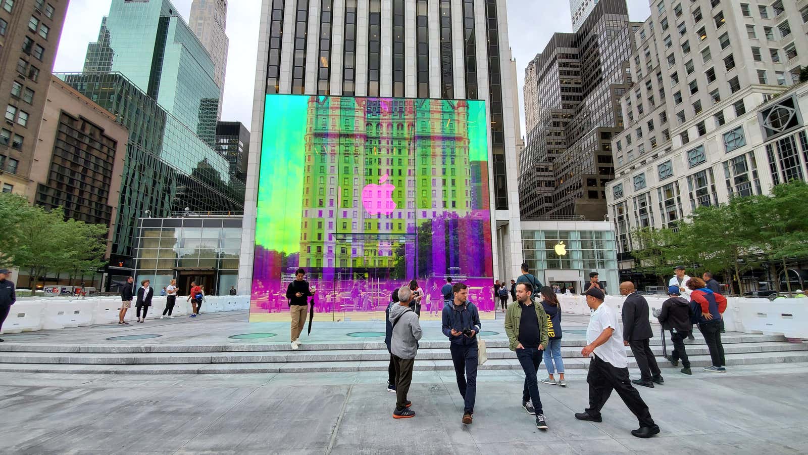 O logotipo da apple store na entrada da fifth avenue em nova york