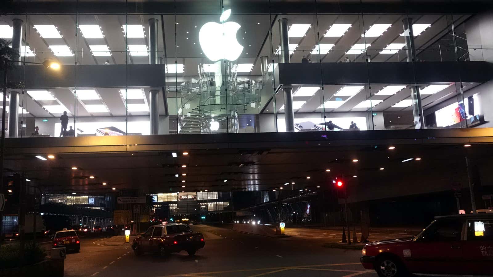 An Apple Store is seen at the financial central district in Hong Kong, China September 5, 2019. REUTERS/Amr Abdallah Dalsh – RC1417C78DB0