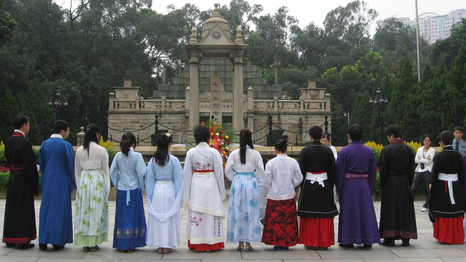 China’s mainstream majority is discovering its “traditional” attire.